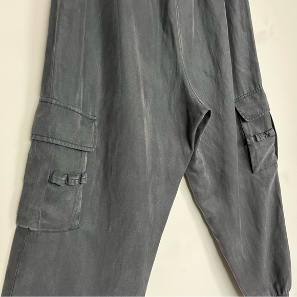 ALICE + OLIVIA DEDE SMOCKED CARGO PANTS IN BLACK SIZE LARGE - Picture 13 of 14